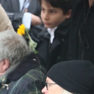 Izïa Higelin et son compagnon lors des obsèques de Jacques Higelin au cimetière du Père Lachaise à Paris le 12 avril 2018.