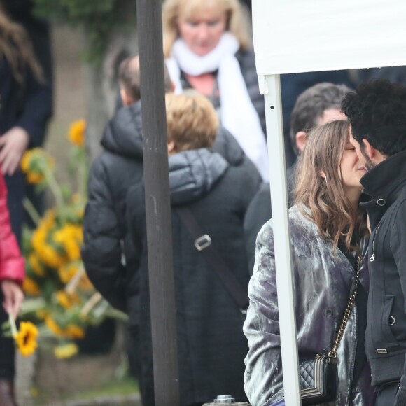 Izïa Higelin et son compagnon lors des obsèques de Jacques Higelin au cimetière du Père Lachaise à Paris le 12 avril 2018.