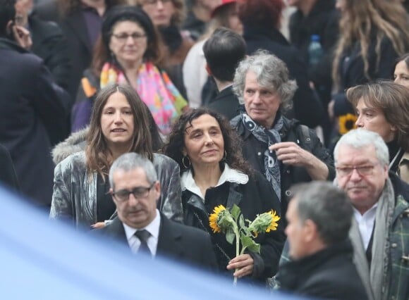 Izïa Higelin et sa mère Aziza Zakine lors des obsèques de Jacques Higelin au cimetière du Père Lachaise à Paris le 12 avril 2018.