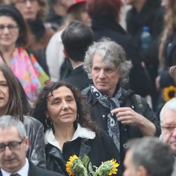 Izïa Higelin et sa mère Aziza Zakine lors des obsèques de Jacques Higelin au cimetière du Père Lachaise à Paris le 12 avril 2018.