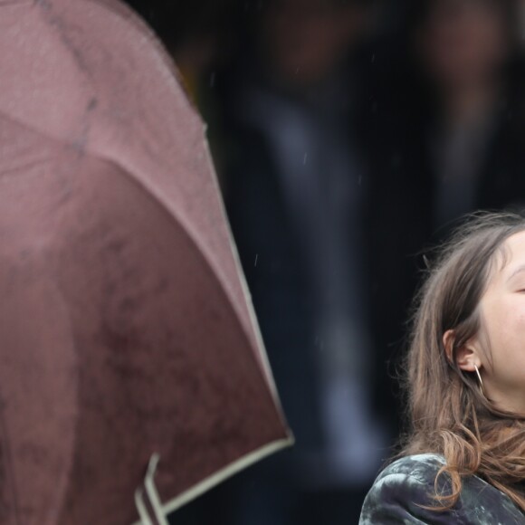 Izïa Higelin lors des obsèques de Jacques Higelin au cimetière du Père Lachaise à Paris le 12 avril 2018.