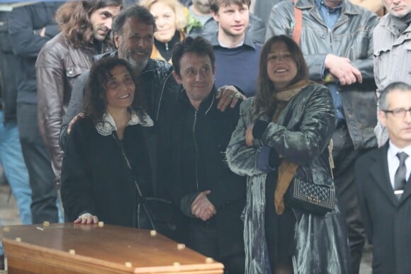 Eric Serra, Aziza Zakine, sa fille Izïa Higelin lors des obsèques de Jacques Higelin au cimetière du Père Lachaise à Paris le 12 avril 2018.