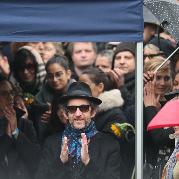 Arthur H lors des obsèques de Jacques Higelin au cimetière du Père Lachaise à Paris le 12 avril 2018.