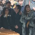 Eric serra, Aziza Zakine, sa fille Izïa Higelin lors des obsèques de Jacques Higelin au cimetière du Père Lachaise à Paris le 12 avril 2018.