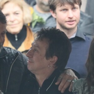 Eric serra, Aziza Zakine, sa fille Izïa Higelin lors des obsèques de Jacques Higelin au cimetière du Père Lachaise à Paris le 12 avril 2018.