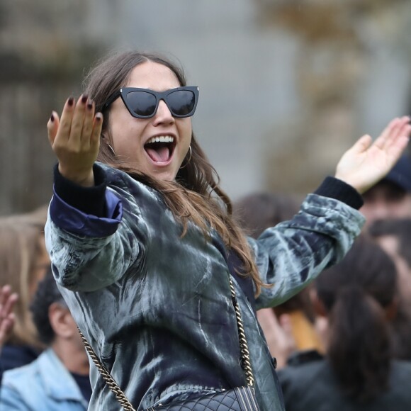 Izïa Higelin lors des obsèques de Jacques Higelin au cimetière du Père Lachaise à Paris le 12 avril 2018.