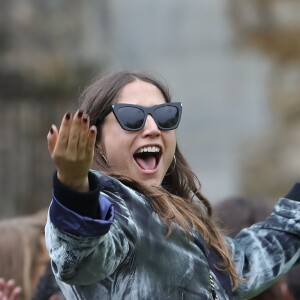 Izïa Higelin lors des obsèques de Jacques Higelin au cimetière du Père Lachaise à Paris le 12 avril 2018.