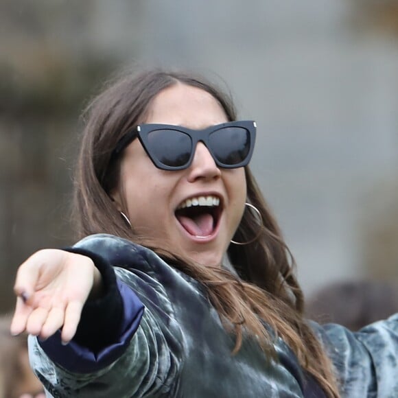 Izïa Higelin lors des obsèques de Jacques Higelin au cimetière du Père Lachaise à Paris le 12 avril 2018.