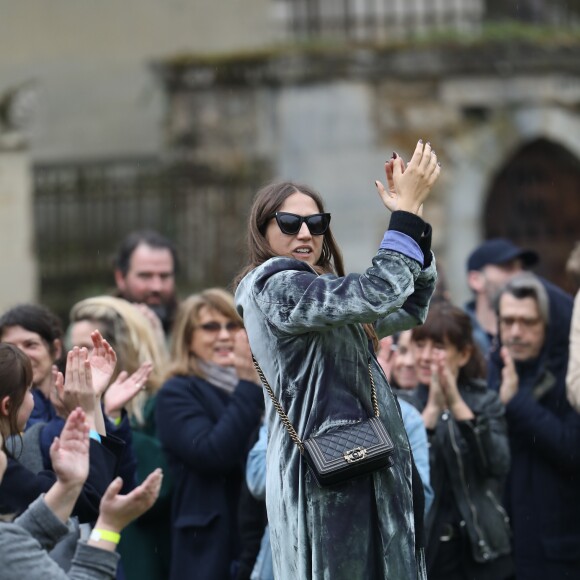 Izïa Higelin lors des obsèques de Jacques Higelin au cimetière du Père Lachaise à Paris le 12 avril 2018.