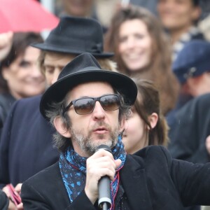 Kên Higelin, Aziza Zakine (femme de Jacques Higelin et mère de Izïa) , Arthur H lors des obsèques de Jacques Higelin au cimetière du Père Lachaise à Paris le 12 avril 2018.