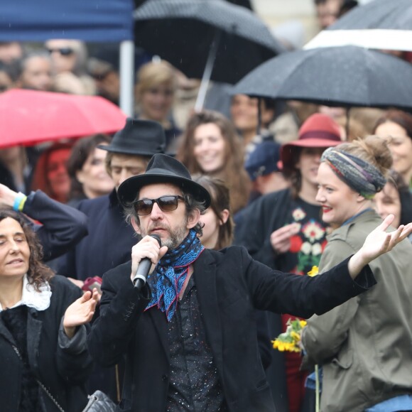 Kên Higelin, Aziza Zakine (femme de Jacques Higelin et mère de Izïa) , Arthur H lors des obsèques de Jacques Higelin au cimetière du Père Lachaise à Paris le 12 avril 2018.