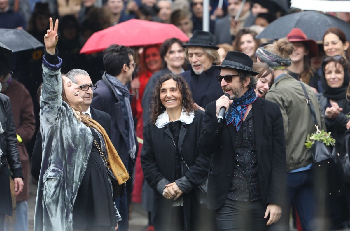 Photo Kên Higelin, Izïa Higelin, sa mère Aziza Zakine, Arthur H lors des obsèques de Jacques