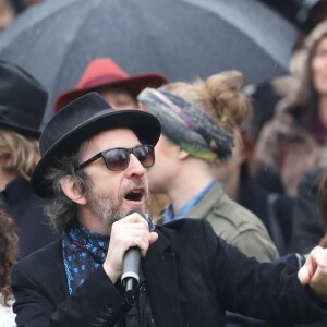 Kên Higelin, Izïa Higelin, sa mère Aziza Zakine, Arthur H lors des obsèques de Jacques Higelin au cimetière du Père Lachaise à Paris le 12 avril 2018.