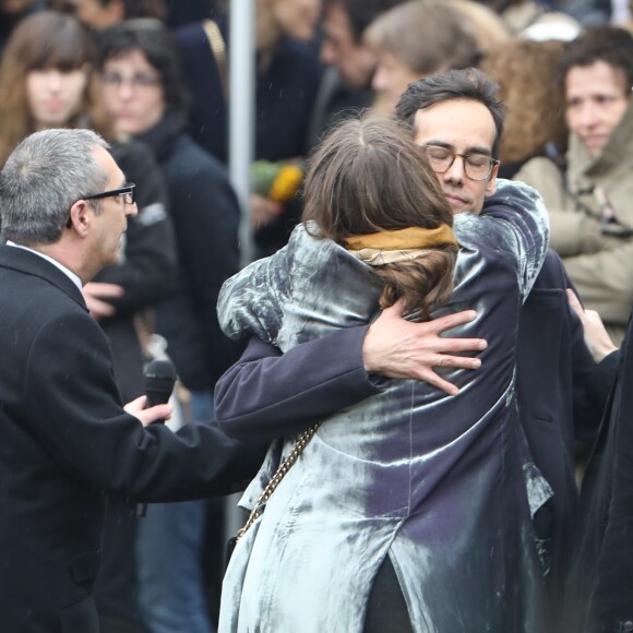 Izïa Higelin, Kên Higelin, Arthur H lors des obsèques de Jacques Higelin au cimetière du Père Lachaise à Paris le 12 avril 2018.