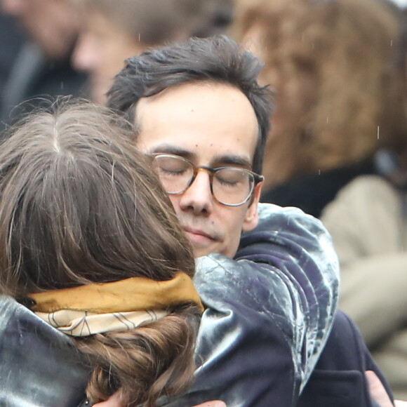 Izïa Higelin, Kên Higelin lors des obsèques de Jacques Higelin au cimetière du Père Lachaise à Paris le 12 avril 2018.