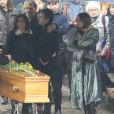 Aziza Zakine , Eric Serra, Izïa Higelin lors des obsèques de Jacques Higelin au cimetière du Père Lachaise à Paris le 12 avril 2018.