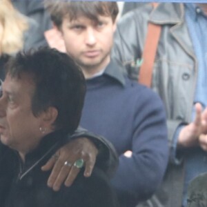 Aziza Zakine , Eric Serra, Izïa Higelin lors des obsèques de Jacques Higelin au cimetière du Père Lachaise à Paris le 12 avril 2018.