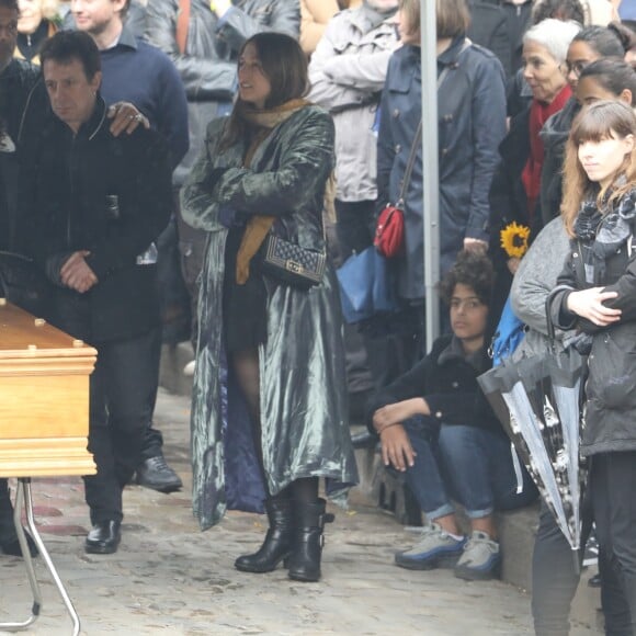 Aziza Zakine , Eric Serra, Izïa Higelin lors des obsèques de Jacques Higelin au cimetière du Père Lachaise à Paris le 12 avril 2018.