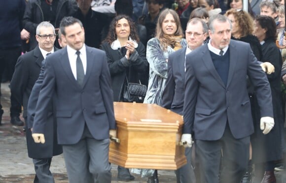 Aziza Zakine, sa fille Izia lors des obsèques de Jacques Higelin au cimetière du Père Lachaise à Paris le 12 avril 2018.