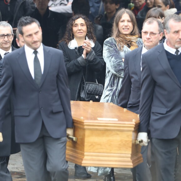 Aziza Zakine, sa fille Izia lors des obsèques de Jacques Higelin au cimetière du Père Lachaise à Paris le 12 avril 2018.