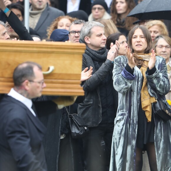 Izïa Higelin lors des obsèques de Jacques Higelin au cimetière du Père Lachaise à Paris le 12 avril 2018.