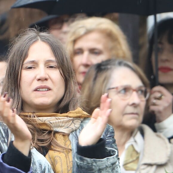 Izïa Higelin lors des obsèques de Jacques Higelin au cimetière du Père Lachaise à Paris le 12 avril 2018.