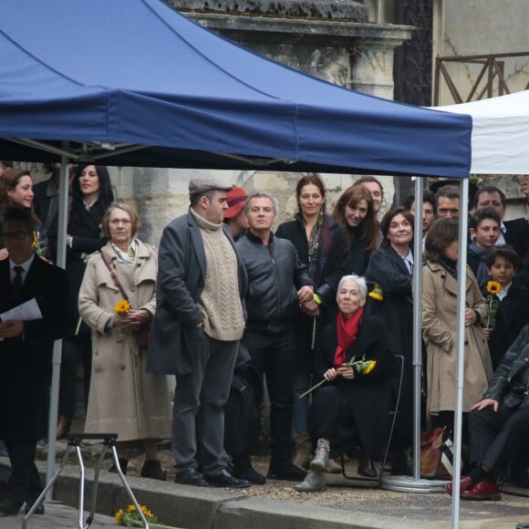 Aziza Zakine et sa fille Izïa Higelin lors des obsèques de Jacques Higelin au cimetière du Père Lachaise à Paris le 12 avril 2018.