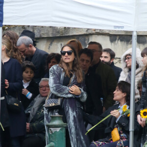 Aziza Zakine et sa fille Izïa Higelin lors des obsèques de Jacques Higelin au cimetière du Père Lachaise à Paris le 12 avril 2018.