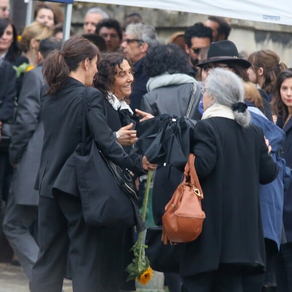 Aziza Zakine lors des obsèques de Jacques Higelin au cimetière du Père Lachaise à Paris le 12 avril 2018.