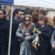 Izïa Higelin et son compagnon lors des obsèques de Jacques Higelin au cimetière du Père Lachaise à Paris le 12 avril 2018.