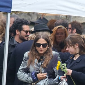 Izïa Higelin et son compagnon lors des obsèques de Jacques Higelin au cimetière du Père Lachaise à Paris le 12 avril 2018.