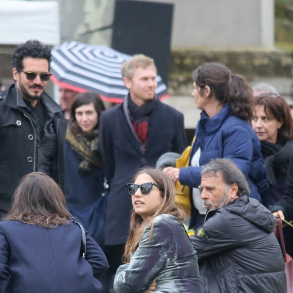 Izïa Higelin et son compagnon lors des obsèques de Jacques Higelin au cimetière du Père Lachaise à Paris le 12 avril 2018.