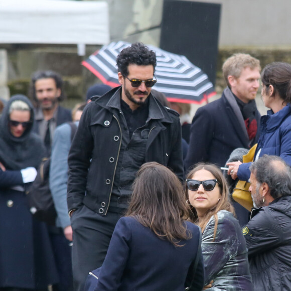 Izïa Higelin et son compagnon lors des obsèques de Jacques Higelin au cimetière du Père Lachaise à Paris le 12 avril 2018.