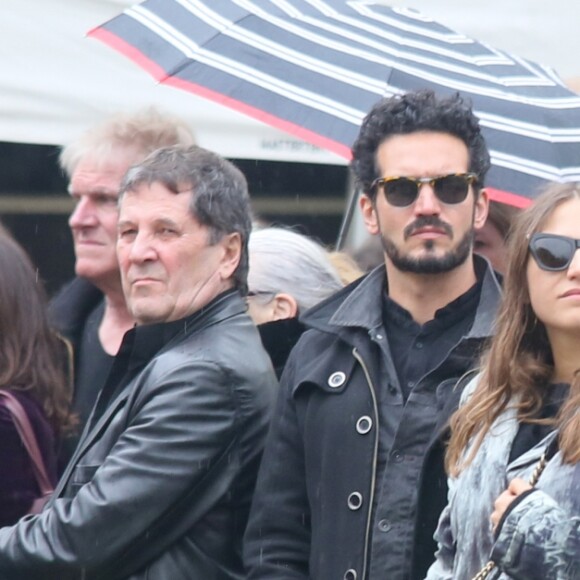 Izïa Higelin et son compagnon lors des obsèques de Jacques Higelin au cimetière du Père Lachaise à Paris le 12 avril 2018.