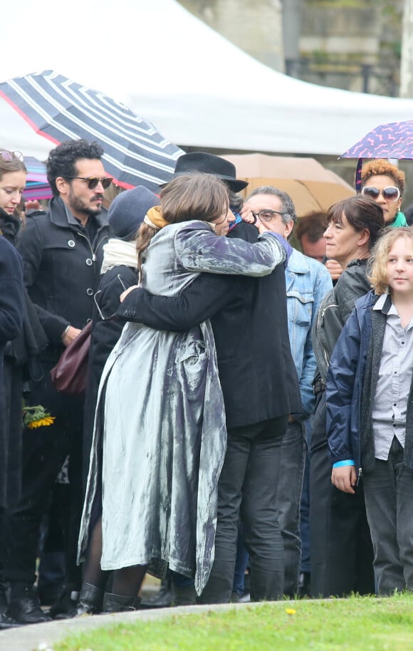 Izïa Higelin et son compagnon et le chanteur M (Matthieu Chedid) lors des obsèques de Jacques Higelin au cimetière du Père Lachaise à Paris le 12 avril 2018.