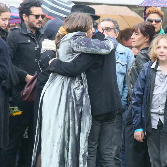 Izïa Higelin et son compagnon et le chanteur M (Matthieu Chedid) lors des obsèques de Jacques Higelin au cimetière du Père Lachaise à Paris le 12 avril 2018.