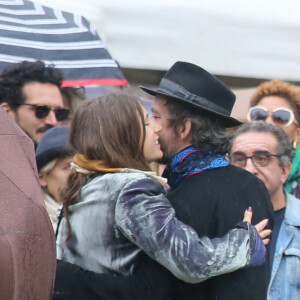 Izïa Higelin et son compagnon et le chanteur M (Matthieu Chedid) lors des obsèques de Jacques Higelin au cimetière du Père Lachaise à Paris le 12 avril 2018.