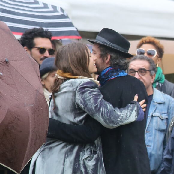 Izïa Higelin et son compagnon et le chanteur M (Matthieu Chedid) lors des obsèques de Jacques Higelin au cimetière du Père Lachaise à Paris le 12 avril 2018.