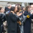 Izïa Higelin et sa mère Aziza Zakine lors des obsèques de Jacques Higelin au cimetière du Père Lachaise à Paris le 12 avril 2018.