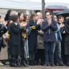 Izïa Higelin et sa mère Aziza Zakine et Kên Higelin lors des obsèques de Jacques Higelin au cimetière du Père Lachaise à Paris le 12 avril 2018.