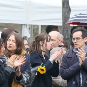 Izïa Higelin et sa mère Aziza Zakine et Kên Higelin lors des obsèques de Jacques Higelin au cimetière du Père Lachaise à Paris le 12 avril 2018.