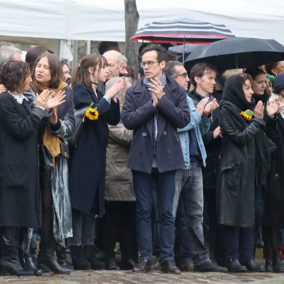 Izïa Higelin et sa mère Aziza Zakine et Kên Higelin lors des obsèques de Jacques Higelin au cimetière du Père Lachaise à Paris le 12 avril 2018.