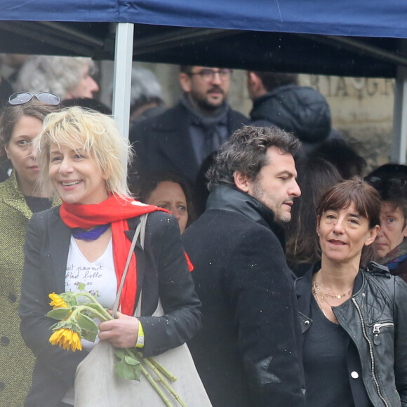 Le chanteur M (Matthieu Chedid) et Romane Bohringer lors des obsèques de Jacques Higelin au cimetière du Père Lachaise à Paris le 12 avril 2018.