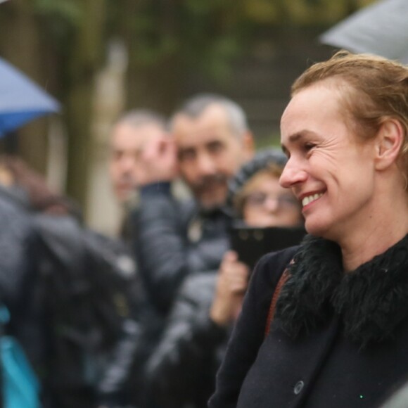 Kuela Nguyen (mère de Kên Higelin) et Sandrine Bonnaire - Sorties - Obsèques de Jacques Higelin au cimetière du Père Lachaise à Paris le 12 avril 2018