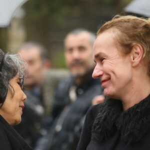 Kuela Nguyen (mère de Kên Higelin) et Sandrine Bonnaire - Sorties - Obsèques de Jacques Higelin au cimetière du Père Lachaise à Paris le 12 avril 2018