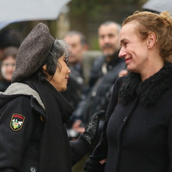 Kuela Nguyen (mère de Kên Higelin) et Sandrine Bonnaire - Sorties - Obsèques de Jacques Higelin au cimetière du Père Lachaise à Paris le 12 avril 2018