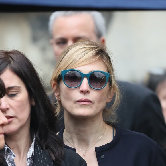 Julie Gayet lors des obsèques de Jacques Higelin au cimetière du Père Lachaise à Paris le 12 avril 2018.