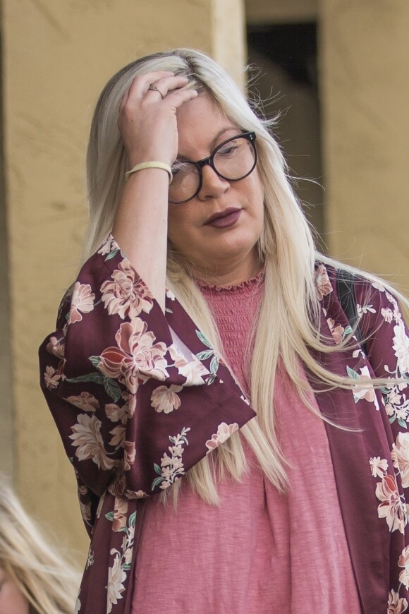 Exclusif - Tori Spelling quitte un salon de beauté en compagnie de trois de ses enfants et de son mari Dean McDermott à Calabasas le 31 mars 2018