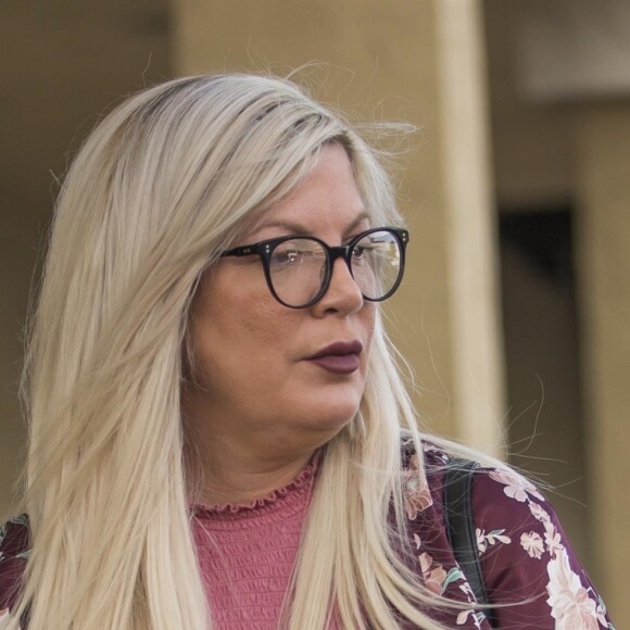 Exclusif - Tori Spelling quitte un salon de beauté en compagnie de trois de ses enfants et de son mari Dean McDermott à Calabasas le 31 mars 2018