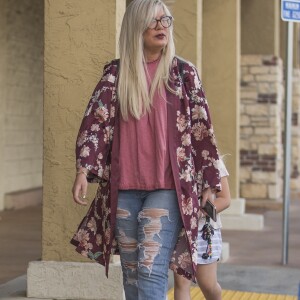 Exclusif - Tori Spelling quitte un salon de beauté en compagnie de trois de ses enfants et de son mari Dean McDermott à Calabasas le 31 mars 2018